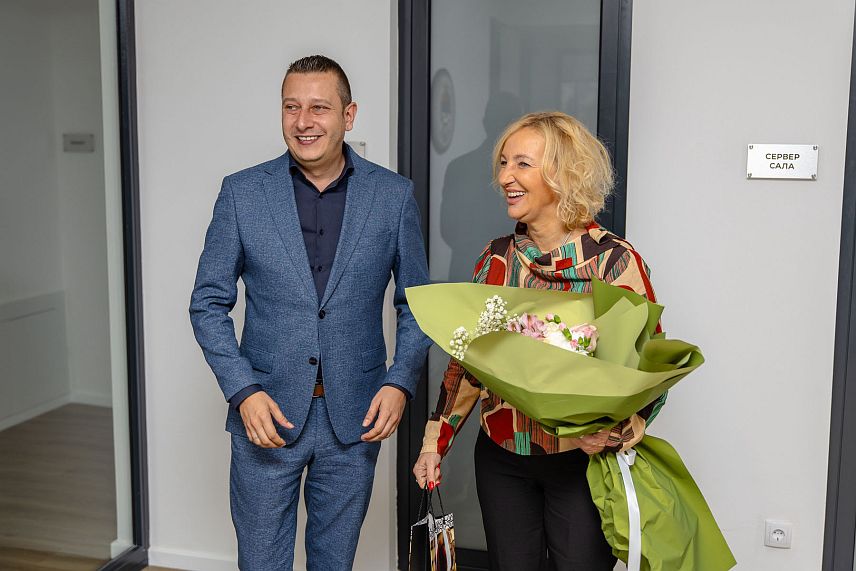 ПАЛЕ, 8. ОКТОБРА /СРНА/ - Замјеник министра одбране у Савјету министара Александар Гогановић посјетио је данас у Палама нове просторије сједишта Медијског система Републике Српске - Срна, те истакао њен значај у информисању јавности у Републици Српској.