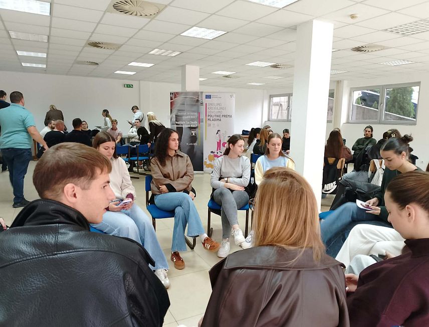НОВИ ГРАД, 8. ОКТОБРА /СРНА/ - Радна група за израду омладинске политике је у сарадњи са Институтом за развој младих "Култ" данас у Новом Граду организовала дијалог младих са представницима општинске власти.