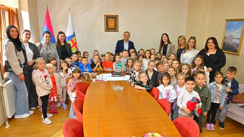ШАМАЦ, 8. ОКTОБРА /СРНА/ - Дјеца из Јавне предшколске установе "Радост" из Шамца и Обудовца посјетила су данас шамачку Општинску управу, што је традиционална активност током Недјеље дјетета.