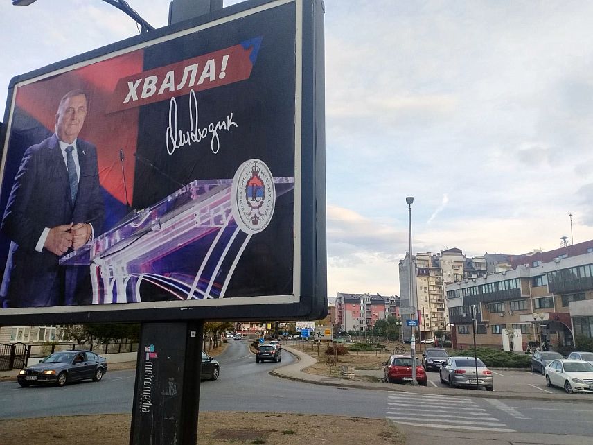 БИЈЕЉИНА, 8. ОКТОБРА /СРНА/ - У Бијељини су данас постављени билборди са фотографијом лидера СНСД Милорада Додика и поруком – Хвала.