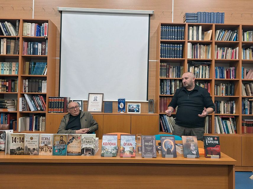 ХАН ПИЈЕСАК, 9. ОКТОБРА /СРНА/ - Књижевници из Србије Влада Арсић и Ненад Милкић представили су у Народној библиотеци "Бранко Чучак" на Хан Пијеску своје књижевне опусе.