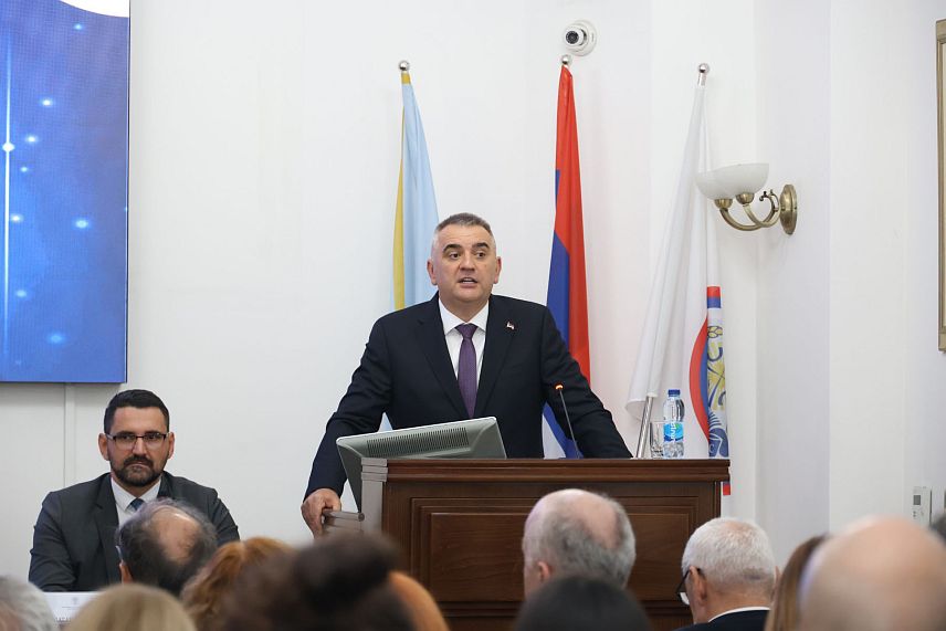 БАЊАЛУКА, 9. ОКТОБРА /СРНА/ - Предсједник Владе Републике Српске Саво Минић у обраћању присутнима на манифестацији "Од знања ћуприја" која се одржава у Академији наука и умјетности Републике Српске /АНРУС/ у Бањалуци. /Фото - Борислав Здриња/