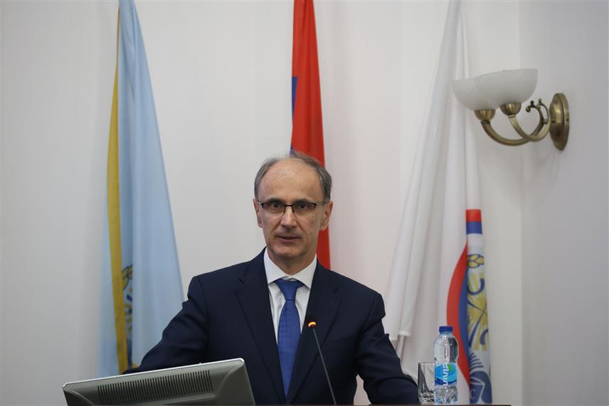 БАЊАЛУКА, 9. ОКТОБРА /СРНА/ - Предсједник Владе Србије Ђуро Мацут у обраћању присутнима на манифестацији "Од знања ћуприја" која се одржава у Академији наука и умјетности Републике Српске /АНРУС/ у Бањалуци. /Фото - Борислав Здриња/