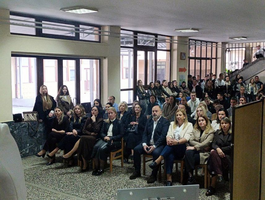 ВИШЕГРАД, 9. ОКТОБРА /СРНА/ – Иво Андрић је својим дјелима трајно обиљежио Вишеград, који са посебним поштовањем чува успомену на писца чије стваралаштво превазилази границе времена и простора, поручио је начелник Вишеграда Младен Ђуревић, који је данас присуствовао обиљежавању 134 године од рођења овог нобеловца.