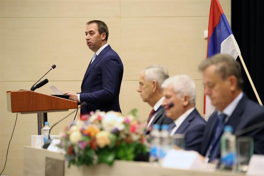 ТЕСЛИЋ, 9. ОКТОБРА /СРНА/ - Министар правде Републике Српске Горан Селак поручио је да се Република Српска залаже за надлежности дефинисане Дејтонским мировним споразумом и да не жели ништа туђе.
