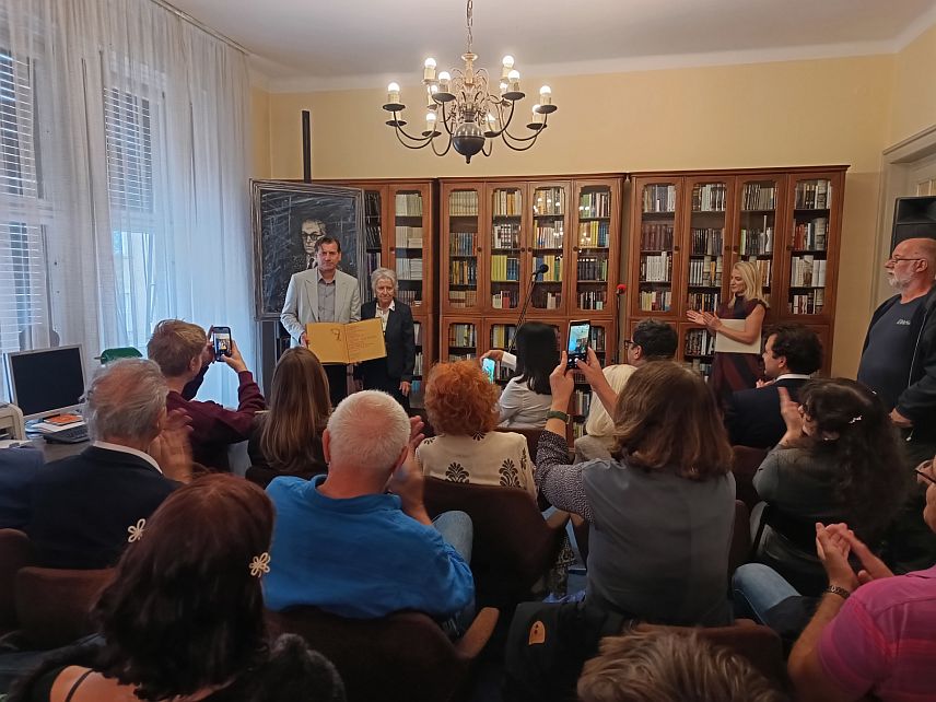 БЕОГРАД, 9. ОКТОБРА /СРНА/ - У Београду је данас уручена јубиларна 50. Андрићева награда књижевнику Дејану Алексићу за најбољу збирку приповједака објављену у прошлој години "Хомункулус и друге приче о самоћи", у издању издавачке куће "Имам идеју" из Краљева.