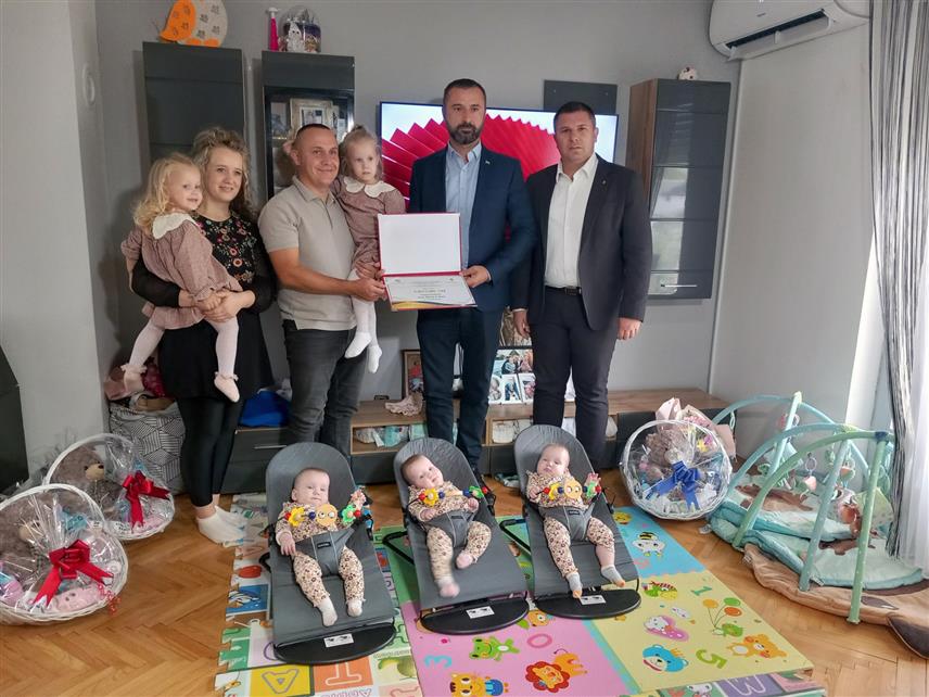 ПРИЈЕДОР, 9. ОКТОБРА /СРНА/ - Породица Тодоровић у Омарској код Приједора, која има пет кћери, међу којима су најмлађе тројке од шест мјесеци, добила је данас поклоне и новчани ваучер од 3.000 КМ, који су им уручили представници Министарства здравља и социјалне заштите Републике Српске и Фонда за дјечију заштиту Српске, у оквиру обиљежавња Недјеље дјетета.