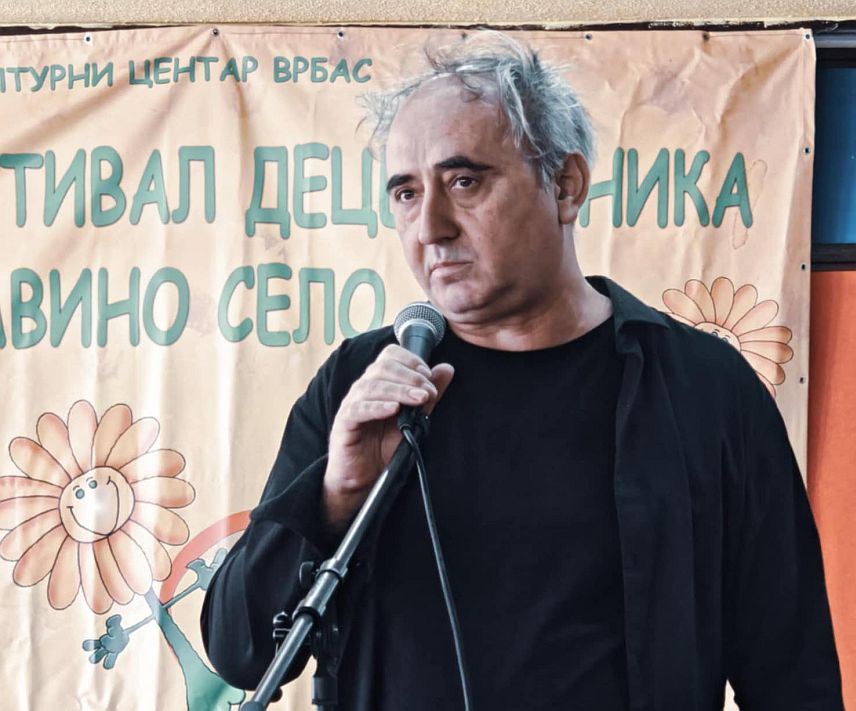 ЛЕСКОВАЦ, 9. ОКТОБРА /СРНА/ - Књижевник Јово Чулић из Бањалуке данас је у Лесковцу својим стиховима и досјеткама одушевио малишане у оквиру Осмог фестивала дјечијег стваралаштва "Уметник из школске клупе" и поклонио им неколико збирки пјесама из свог богатог пјесничког опуса.