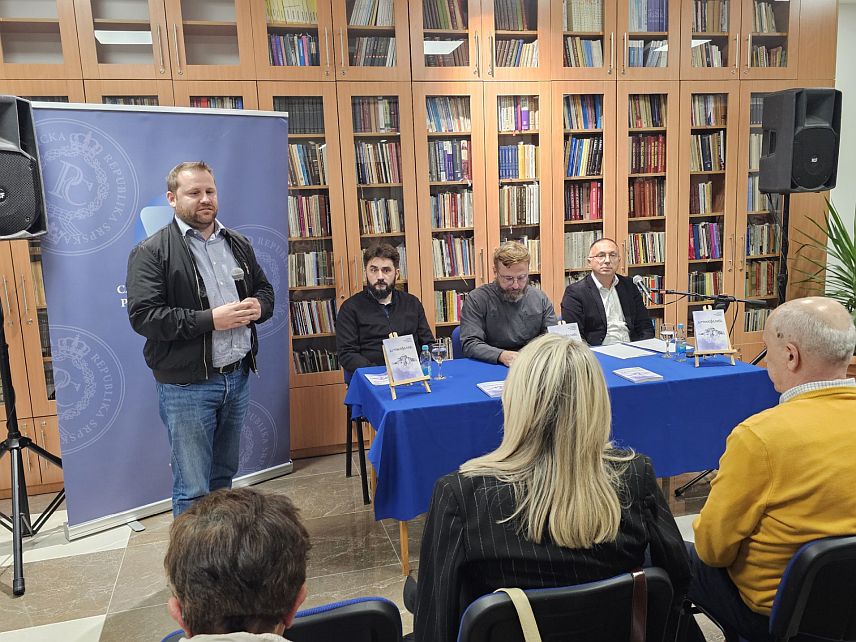 ИСТОЧНО НОВО САРАЈЕВО, 9. ОКТОБРА /СРНА/ - У Матичној библиотеци Источно Сарајево вечерас је уприличена промоција савременог издања књиге Сергија Тројицког "Аутокефалија", капиталног научног дјела из области црквеног права и црквене историје у којем је упозоравао на "источни папизам".