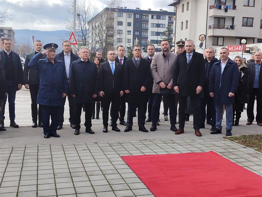 ИСТОЧНО САРАЈЕВО, 10. ФЕБРУАРА /СРНА/ - Амбасадор Руске Федерације у БиХ Игор Калабухов, градоначелник Источног Сарајева Љубиша Ћосић у својству изасланика предсједника Републике Српске, делегације општина Источно Ново Сарајево, Соколац и Милићи, те представници Удружења грађана "Источна алтернатива", положили су вијенце код споменика бившем руском амбасадору при УН Виталију Чуркину.