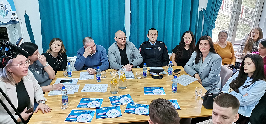 ДОБОЈ, 10. ФЕБРУАРА /СРНА/ - Округли сто одржан данас у Медицинској школи Добој поводом Међународног дана безбједнијег интернета.