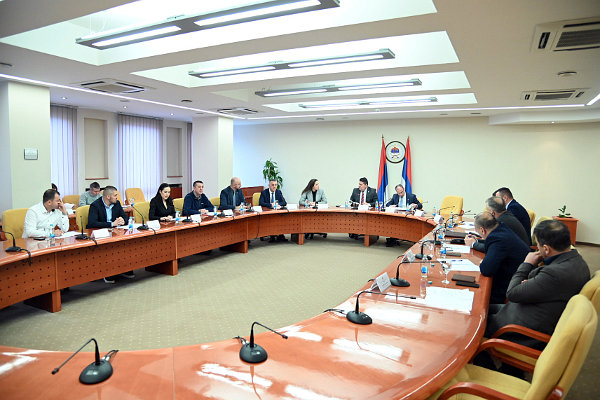 БАЊАЛУКА, 10. ФЕБРУАРА /СРНА/ - Посебна сједница Народне скупштине Републике Српске о ситуацији у мљекарству и пољопривреди биће одржана у уторак, 17. фебруара, одлучио је скупштински Колегијум.