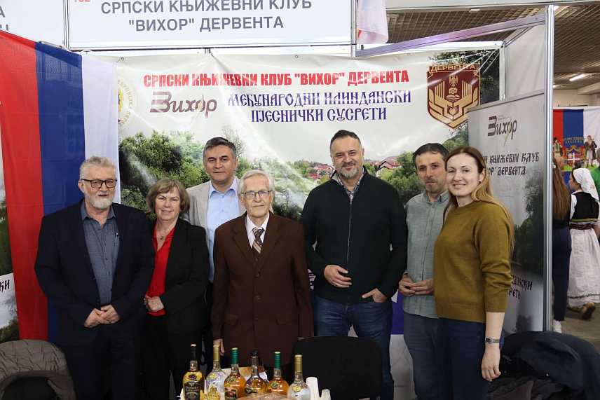 ДЕРВЕНТА, 10. ФЕБРУАРА /СРНА/ - Градоначелник Дервенте Игор Жунић је током викенда посјетио изложбени дио Сајма завичаја у Новом Саду и штанд Српског књижевног клуба "Вихор" из Дервенте, који осим стваралаштва и издавачке дјелатности, промовише град и туристичке адуте.