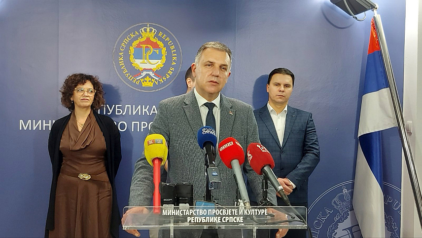 БАЊАЛУКА, 10. ФЕБРУАРА /СРНА/ - На конкурс "Како бити сигуран на интернету" стигло је 370 радова у све три узрасне категорије, а данас су у Бањалуци у оквиру обиљежавања Међународног дана сигурнијег интеренета уручене награде за најбоље, чију је креативност похвалио и министар просвјете и културе Републике Српске Боривоје Голубовић.