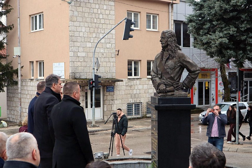 ГАЦКО, 10. ФЕБРУАРА /СРНА/ - У Гацку је данас обиљежен Дан дипломатског радника Руске Федерације, те је положено цвијеће на споменик грофу Сави Владиславићу Рагузинском, за којег је истакнуто да је био један од водећих дипломата царске Русије и да на њега треба да буде поносно цијело српство, а посебно гатачка општина.