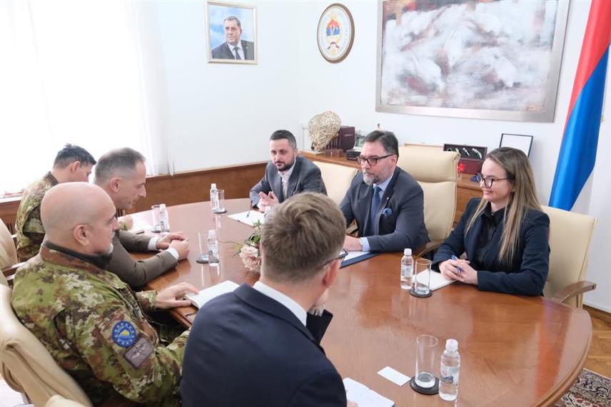 САРАЈЕВО, 10. ФЕБРУАРА /СРНА/ - Министар спољне трговине и економских односа у Савјету министара Сташа Кошарац и нови командант Еуфора генерал-мајор Маурицио Фронда разговарали су данас у Сарајеву са акцентом на безбједносно окружење и његов значај за економску стабилност и спољну трговину.