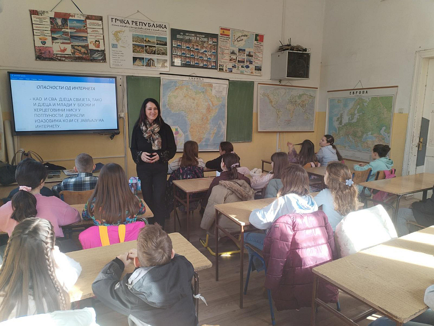 БИЈЕЉИНА, 10. ФЕБРУАРА /СРНА/ - Инспектори за високотехнолошки криминалитет Полицијске управе Бијељина одржали су данас предавања ученицима основних школа како би их упознали о злоупотребама на интернету.
