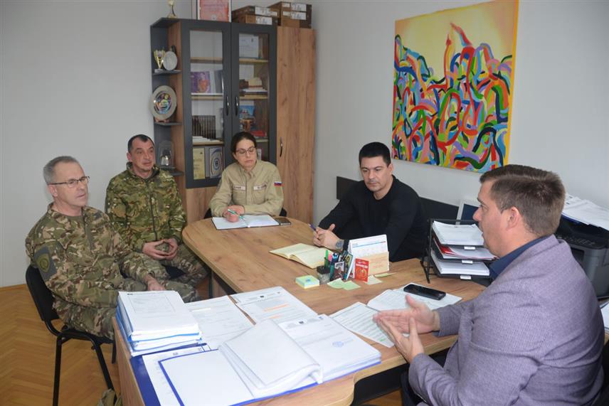 ПРИЈЕДОР, 10. ФЕБРУАРА /СРНА/ - Вршилац дужности начелника градског Одјељења за културу, међународну сарадњу, спорт и невладине организације Александар Миљешић разговарао је данас са представницима Министарства одбране Словеније о наставку пројекта "Сајбер безбједност" с циљем јачања капацитета локалних заједница у области информационе и сајбер безбједности.