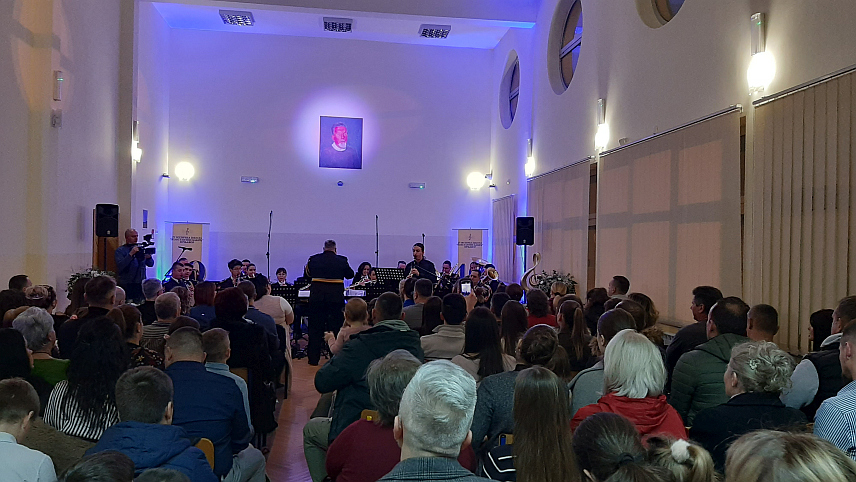 ПРЊАВОР, 10. ФЕБРУАРА /СРНА/ - Полицијски оркестар Министарства унутрашњих послова /МУП/ Републике Српске под диригентском палицом Душана Покрајчића одржао је вечерас концерт у Музичкој школи "Константин Бабић" у Прњавору у оквиру програма обиљежавања 40 година постојања ове образовне установе.