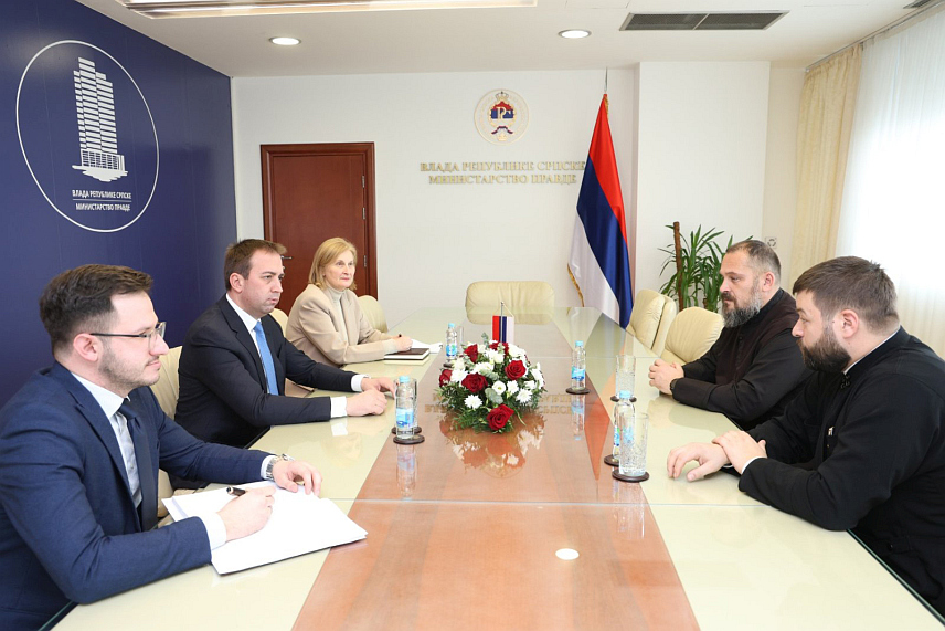 БАЊАЛУКА, 11. ФЕБРУАРА /СРНА/ - Министар правде Републике Српске Горан Селак данас је у Бањалуци разговарао са старјешином Саборног храма Свете Тројице у Мостару Душком Којићем и парохом у Благају Александром Грчићем.