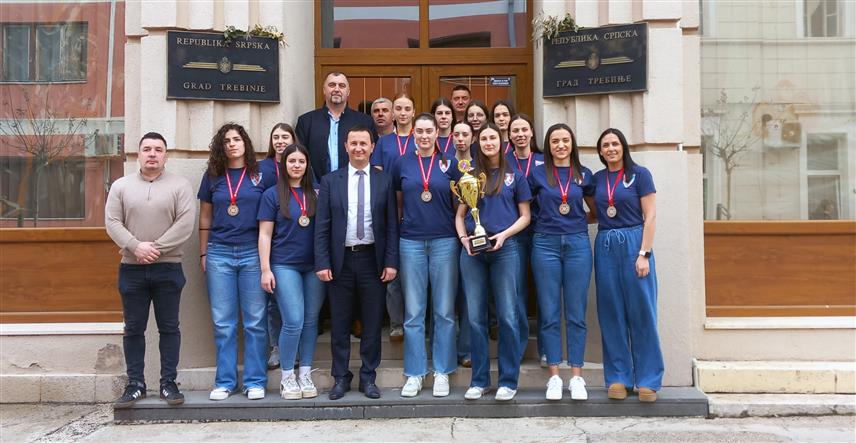 ТРЕБИЊЕ, 11. ФЕБРУАРА /СРНА/ - Градоначелник Tребиња Мирко Ћурић истакао је историјски успјех Женског кошаркашког клуба "Леотар 03", који је освојио Куп Републике Српске, и најавио наставак подршке града.