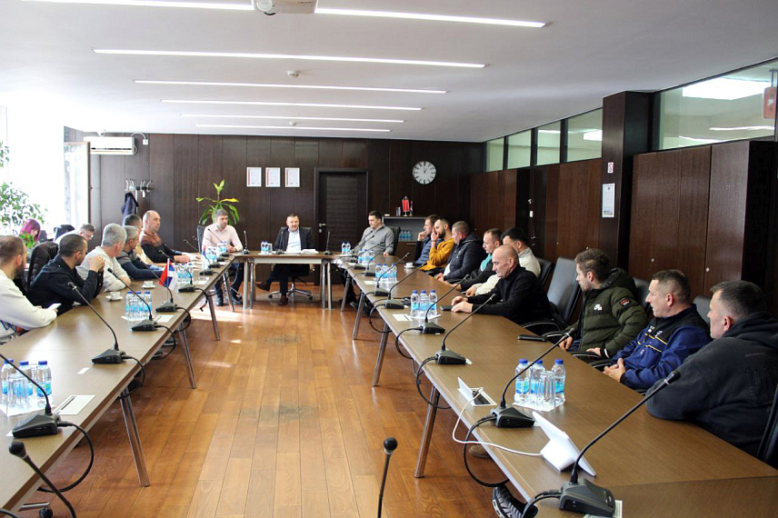 УГЉЕВИК, 11. ФЕБРУАРА /СРНА/ - Директор Рудника и термоелектране /РиТЕ/ "Угљевик" Жарко Новаковић организовао је данас пријем за раднике Рудника који су учествовали у акцији извлачења преврнутог багера, чиме су још једном показали висок степен професионалности, солидарности и посвећености колективу.