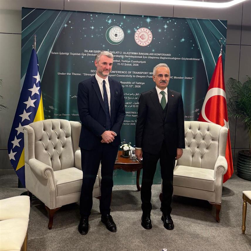 САРАЈЕВО, 11. ФЕБРУАРА /СРНА/ - Министар комуникација и транспорта у Савјету министра Един Форто и турски министар саобраћаја и инфраструктуре Абдулкадир Уралоглу разговарали су о директној авио-линији између Сарајева и Анкара која би требала бити успостављена ускоро.