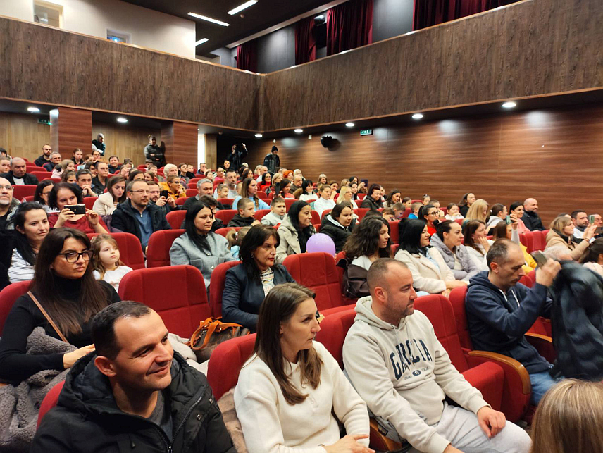 БРАТУНАЦ, 11. ФЕБРУАРА /СРНА/ - Треће вечери манифестације "Дани руског филма" у Братунцу у пуној биоскопској сали приказан je веома занимљив филм за дјецу "Месечуљак, повратак кући".