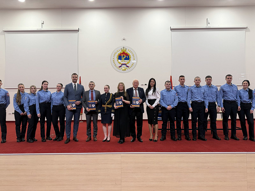 БАЊАЛУКА, 12. ФЕБРУАРА /СРНА/ - Министар унутрашњих послова Републике Српске Жељко Будимир разговарао је данас са аустријским професором Јоргом Хофрајтером којем је захвалио на континуираној подршци коју већ двије године пружа ученицима Средње школе унутрашњих послова реализујући курс њемачког језика и тако доприносећи јачању њихових вјештина и способности.