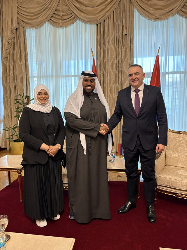 БАЊАЛУКА, 12. ФЕБРУАРА /СРНА/ - Предсједник Владе Српске Саво Минић разговарао је данас са власником компаније "Ал Матија инвестмент груп" из Дубаија Џумом Маданијем о наставку сарадње и организовању пословног форума између Републике Српске и Уједињених Арапских Емирата /УАЕ/ који би ове године требало да буде одржан у Бањалуци, уз присуство компанија из Дубаија и УАЕ.