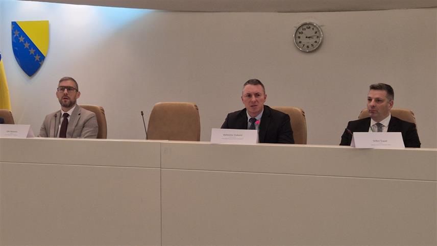 САРАЈЕВО, 12. ФЕБРУАРА /СРНА/ - Потпредсједник Спољнотрговинске коморе БиХ Вјекослав Вуковић упозорио је да ће, ако БиХ не усвоји кључне закони за спречавање прања новца и финансирање тероризма, доћи до значајног успоравања међународних финанцијских трансакција, а посебно ће бити угрожени извозници, будући да више од 73 одсто укупног извоза иде на тржиште ЕУ.