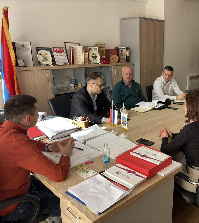 БИЈЕЉИНА, 12. ФЕБРУАРА /СРНА/ - Директор "Електро-Бијељине" Бојан Савић разговарао је дана са начелником општине Пелагићево Славком Тешићем.