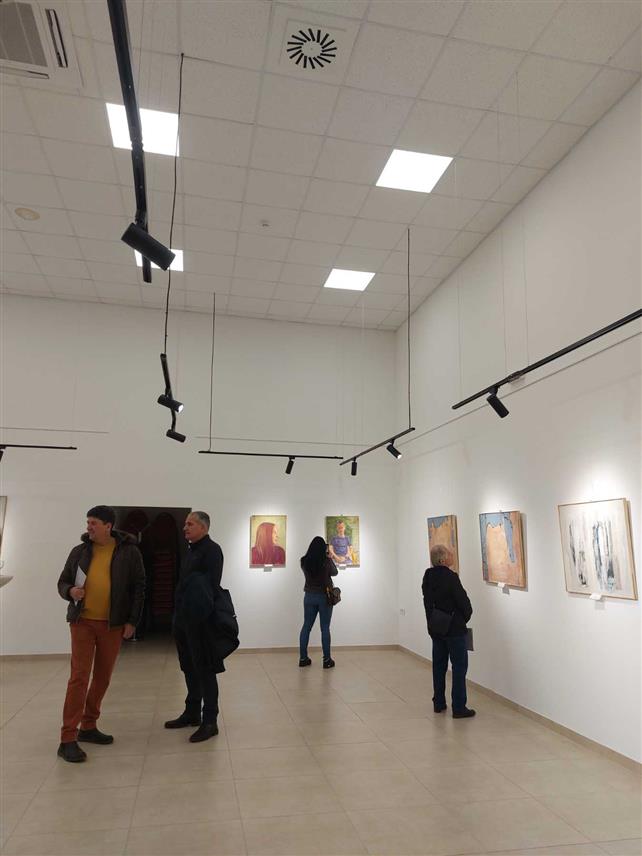 СРБАЦ, 12. ФЕБРУАРА /СРНА/ - Изложба слика са 18. и 19. сазива ликовне колоније "Ласта" у Лакташима отворена је вечерас у Градској галерији "Рајко Петковић" у Српцу.