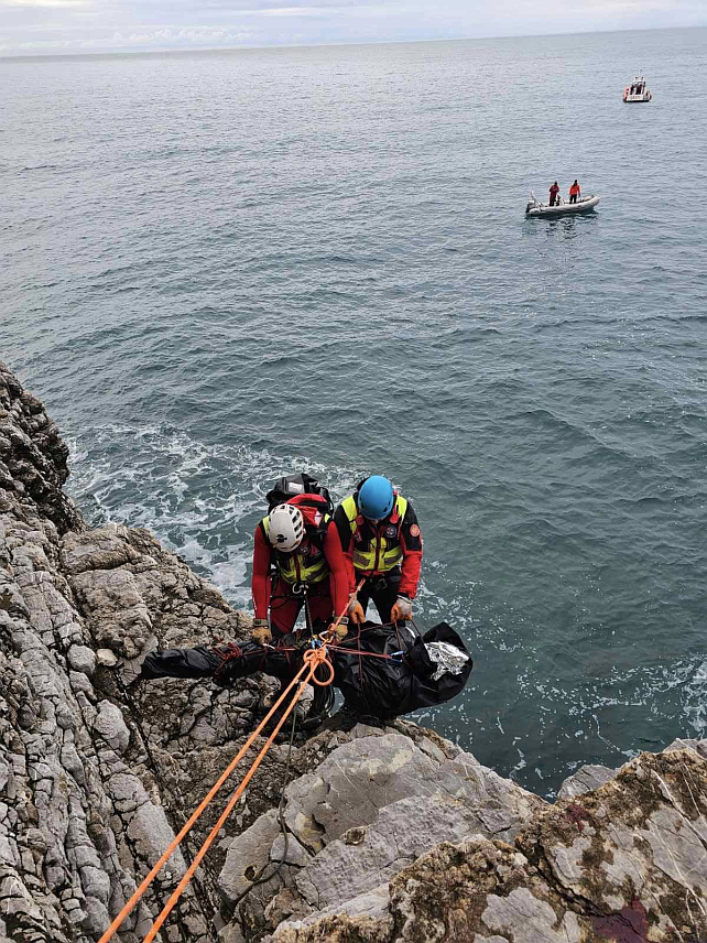 ПОДГОРИЦА, 13. ФЕБРУАРА /СРНА/ - Тијело мушкарца извучено је данас из мора на локалитету Могрен у Будви, а послије вишедневне потраге пронађено је и тијело жене која је возилом слетјела у Морачу.