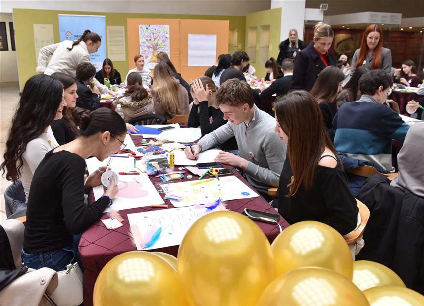 БАЊАЛУКА, 13. ФЕБРУАРА /СРНА/ - Креативна радионица "Дрво подршке" одржана је данас у Бањалуци како би се скренула пажња да дјеца обољела од рака имају подршку јер они нису само пацијенти већ имају снове, таленте и право на безбрижно дјетињство.