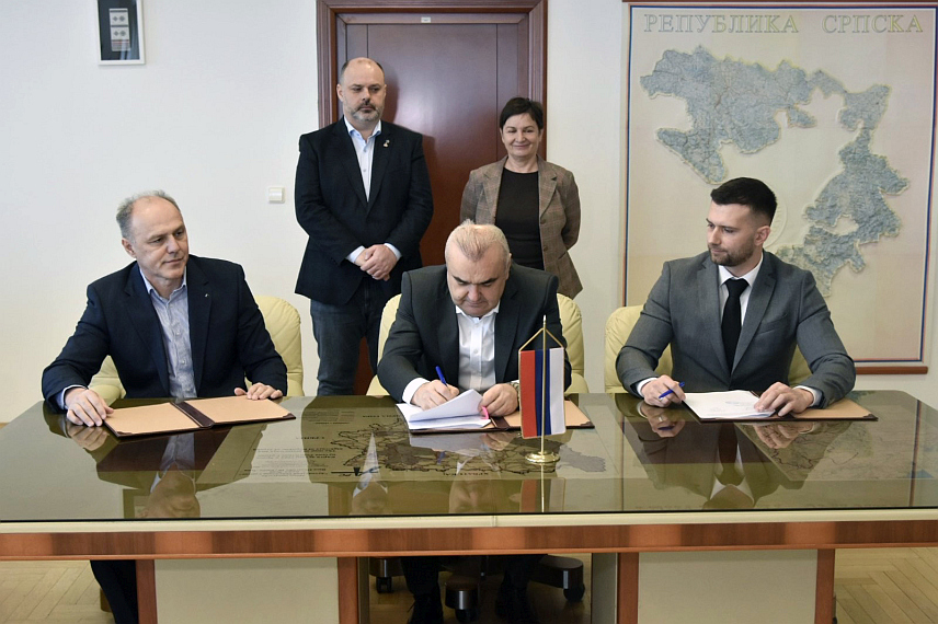 БАЊАЛУКА, 13. ФЕБРУАРА /СРНА/ - У Бањалуци је данас потписан уговор о изградњи понтонског пристаништа са приступним мостом на ријеци Дрини у општини Вишеград, чији је циљ унапређење наутичког туризма и развој туристичке инфраструктуре.
