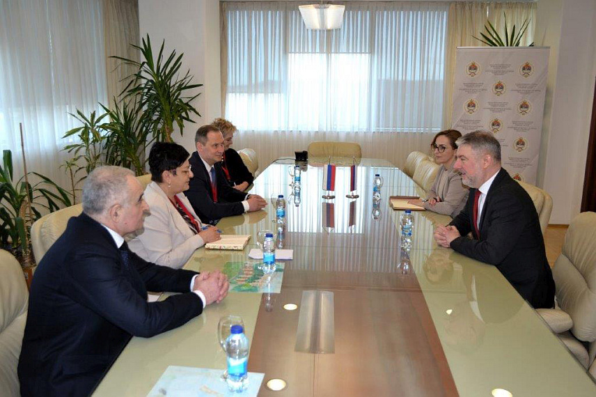 БАЊАЛУКА, 13. ФЕБРУАРА /СРНА/ - Делегација Онкоцентра "Н. П. Напалков" из Санкт Петербурга у разговору са ресорним министром Аленом Шеранићем данас у Бањалуци.