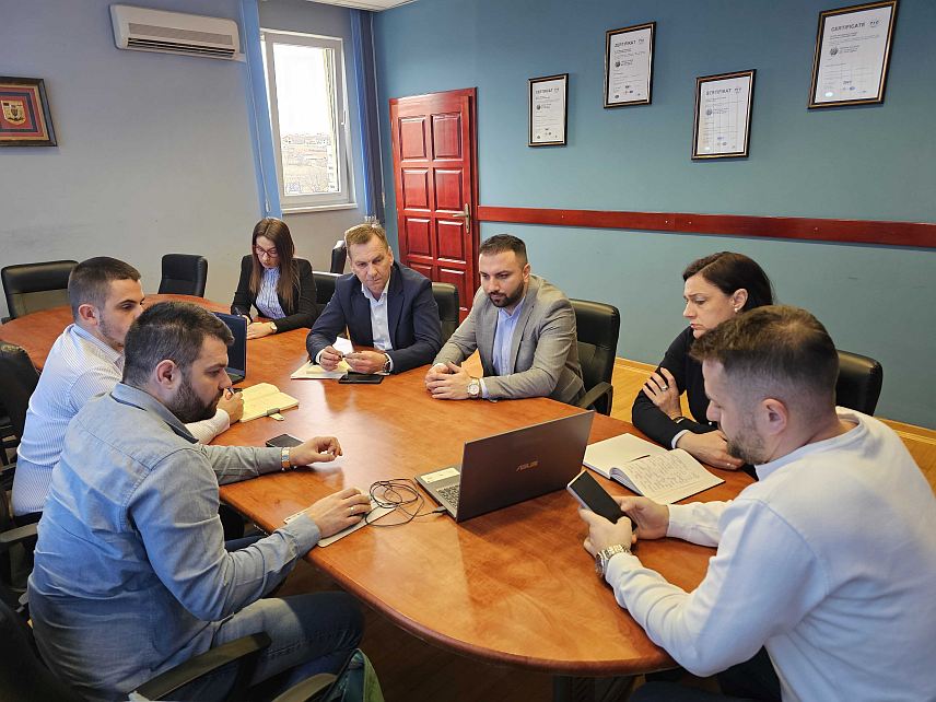 УГЉЕВИК, 13. ФЕБРУАРА /СРНА/ - Начелник Угљевика Драган Гајић разговарао је данас са представницима "Сарајево-гаса" из Источног Сарајева о могућностима гасификације градског дијела Угљевика и истакао да захваљујући Влади Републике Српске и овог предузећа ова општина има могућност прикључења на гасовод од Шепка до Новог Града.