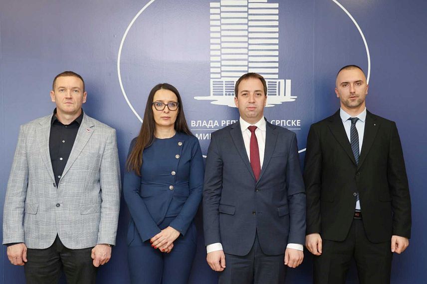 БАЊАЛУКА, 13. ФЕБРУАРА /СРНА/ - Министар правде Републике Српске Горан Селак на састанку са представницима Срба у Ливањском кантону са којима је разговарао о положају српског народа и заштити имовинских права Српске православне цркве у ФБиХ и у овом кантону.