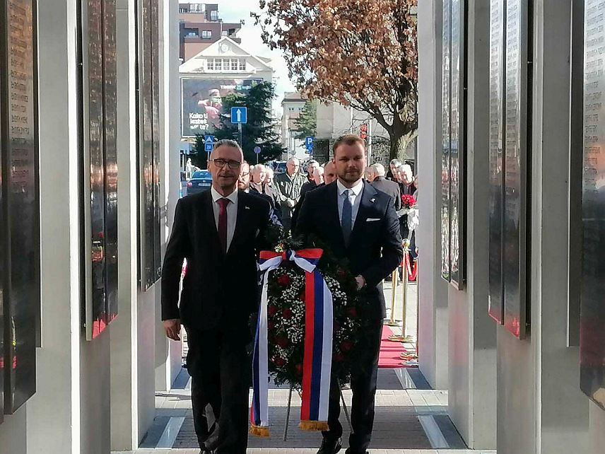 БАЊАЛУКА, 13. ФЕБРУАРА /СРНА/ - Министар рада и борачко-инвалидске заштите Републике Српске Радан Остојић положио је вијенац и цвијеће на Централно спомен-обиљежје погинулим борцима Одбрамбено-отаџбинског рата Републике Српске.