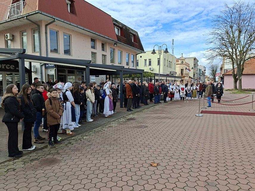 ШАМАЦ, 13. ФЕБРУАРА СРНА/ - У Шамцу су данас положени вијенци код централног споменика за 497 бораца Војске Републике Српске са тог подручја који су погинули у протеклом рату, те је уприличена свечана академија поводом обиљежавања Дана бораца Одбрамбено-отаџбинског рата и Дана Првог српског устанка.