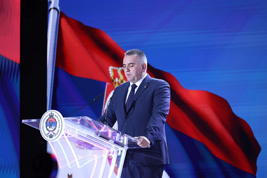 БАЊАЛУКА, 13. ФЕБРУАРА /СРНА/ - Предсједник Владе Републике Српске Саво Минић поручио је вечерас у Бањалуци да српски народ може опстати једино ако је јединствен и саборан, јер слободу кроз историју није добио тек тако, већ борбом, и то увијек на правој страни историје. /Фото - Борислав Здриња/