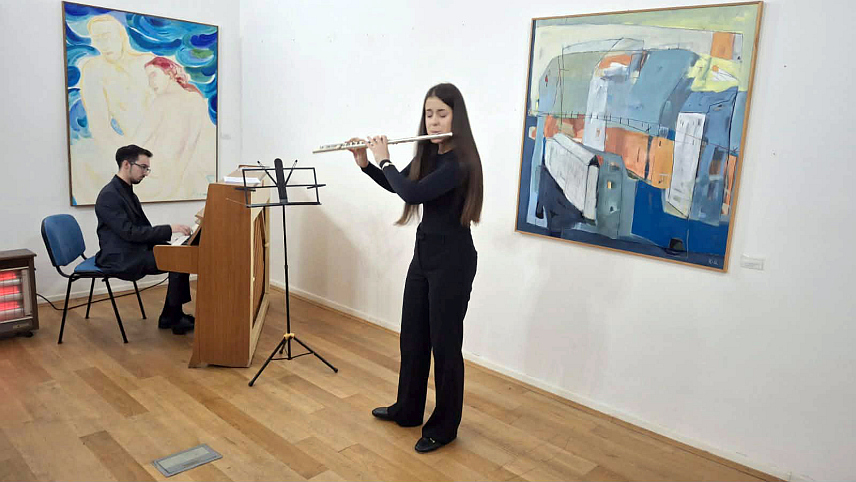 НОВИ ГРАД, 13. ФЕБРУАРА /СРНА/ - У Новом Граду вечерас су концерт одржали Новљани Маша Маран на флаути и Никола Ђоројевић на клавиру, а изведена су дјела различитих стилских епоха.