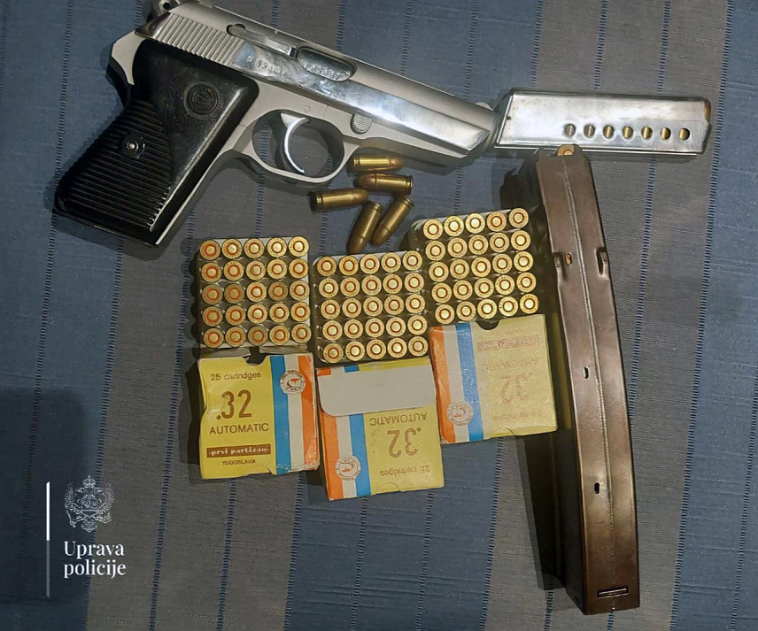 ПОДГОРИЦА, 13. ФЕБРУАРА /СРНА/ - Подгоричанин В. Б. /73/ ухапшен је под сумњом да је утајио порез већи од 300.000 евра јер није пријавио разлику између куповне и продајне цијене након што је свој удио у једном подгоричком предузећу продао за већи износ него за који је купљен. Полиција је синоћ претресла више објеката на подручју Подгорице, Даниловграда и Будве које користи осумњичени, те пронашла два пиштоља и муницију у илегалном посједу.