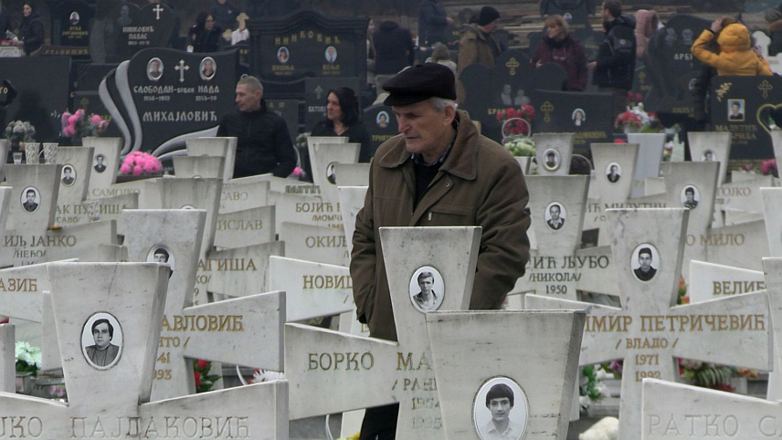 СОКОЛАЦ, 14. ФЕБРУАРА /СРНА/ - На Војничком спомен-гробљу Нови Зејтинлик на Сокоцу, на коме почива више од 960 српских бораца, данас се на Велике задушнице окупило неколико хиљада људи из свих крајева Републике Српске.