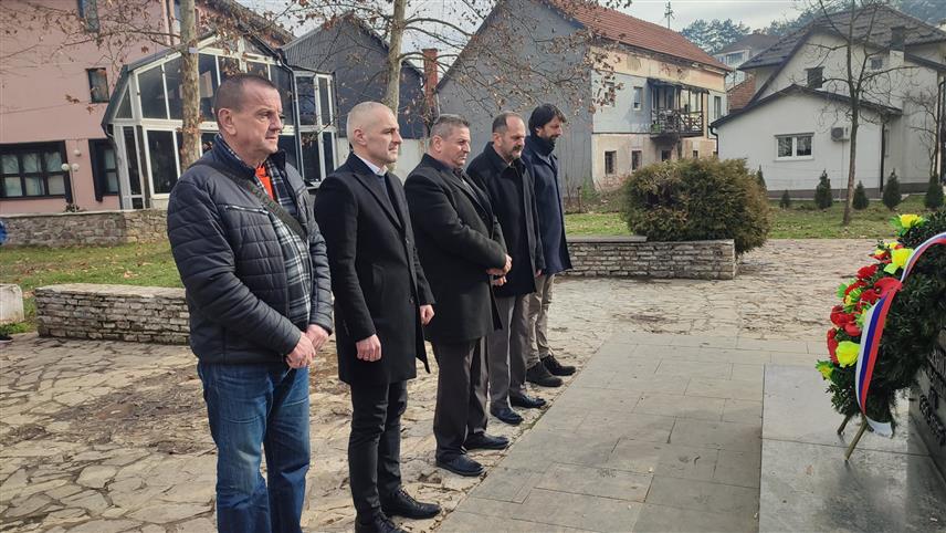 НОВИ ГРАД, 14. ФЕБРУАРА /СРНА/ - У Новом Граду данас је обиљежен Дан бораца Одбрамбено-отаџбинског рата и Дан сјећања на Први српски устанак, а тим поводом су положени вијенци код централног спомен-обиљежја погинулим борцима Војске Републике Српске.