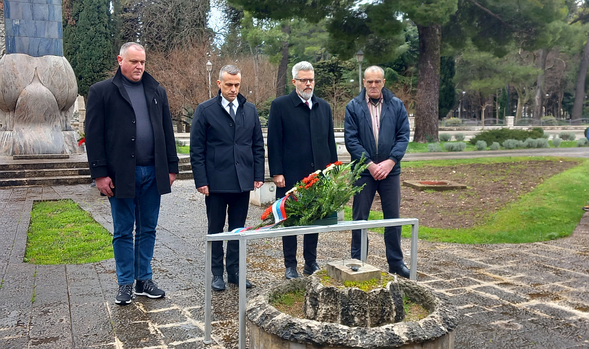 ТРЕБИЊЕ, 14. ФЕБРУАРА /СРНА/ - У Цркви Светог кнеза Лазара у Tребињу данас је служен помен, а на Споменик браниоцима града положено је цвијеће поводом обиљежавања Дана Борачке организације Републике Српске /БОРС/ и Дана бораца Одбрамбено-отаџбинског рата, уз поруку да је очување достојанства бораца трајна обавеза институција.