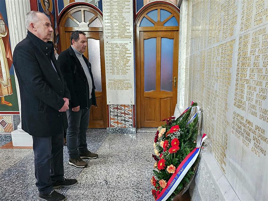 ТЕСЛИЋ, 14. ФЕБРУАРА /СРНА/ - У Спомен-храму Пресвете Тројице у Теслићу данас је, поводом обиљежавања Дана бораца, служен парастос и одата почаст за 550 погинулих припадника Војске Републике Српске из овог града.