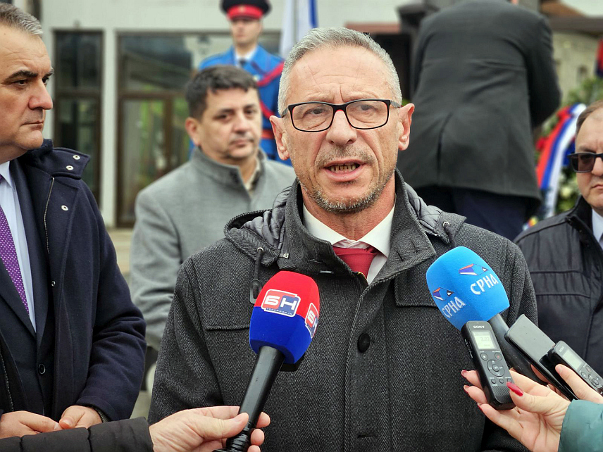 ВИШЕГРАД, 14. ФЕБРУАРА /СРНА/ - Министар рада и борачко-инвалидске заштите Републике Српске Радан Остојић изјавио је данас у Вишеграду да је Сретење симбол заједништва српског народа у Српској и Србији који има заједничку славну историју, а имаће и заједничку будућност.