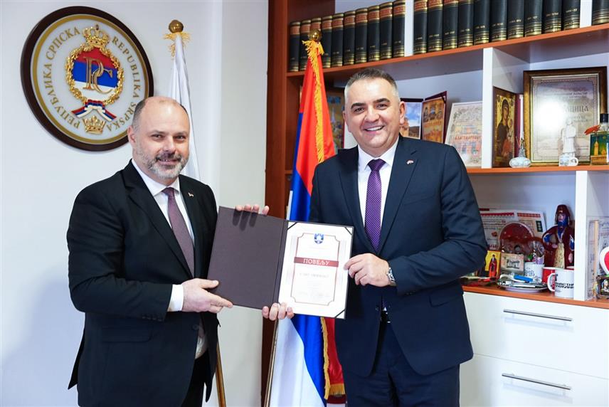 ВИШЕГРАД, 14. ФЕБРУАРА /СРНА/ - Предсједнику Владе Републике Српске Сави Минићу данас је уручена Повеља општине Вишеград за допринос развоју ове локалне заједнице и подршку реализацији инфраструктурних и привредних пројекат
